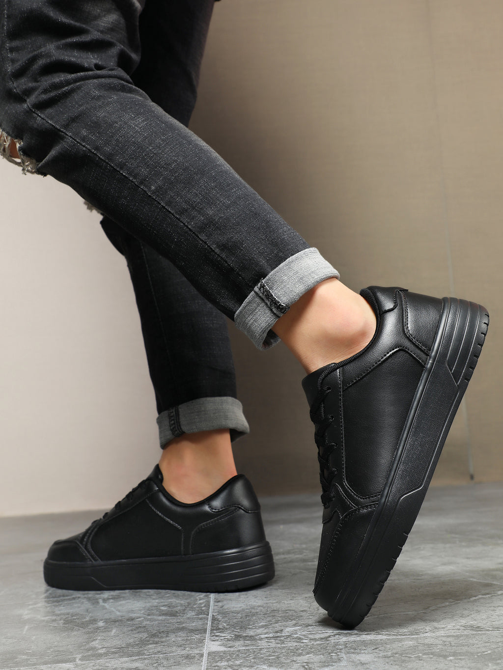 Minimalist White Leather Lace-Up Sneakers - Casual Comfortable Low-Top Fashion Trainers for Daily Wear