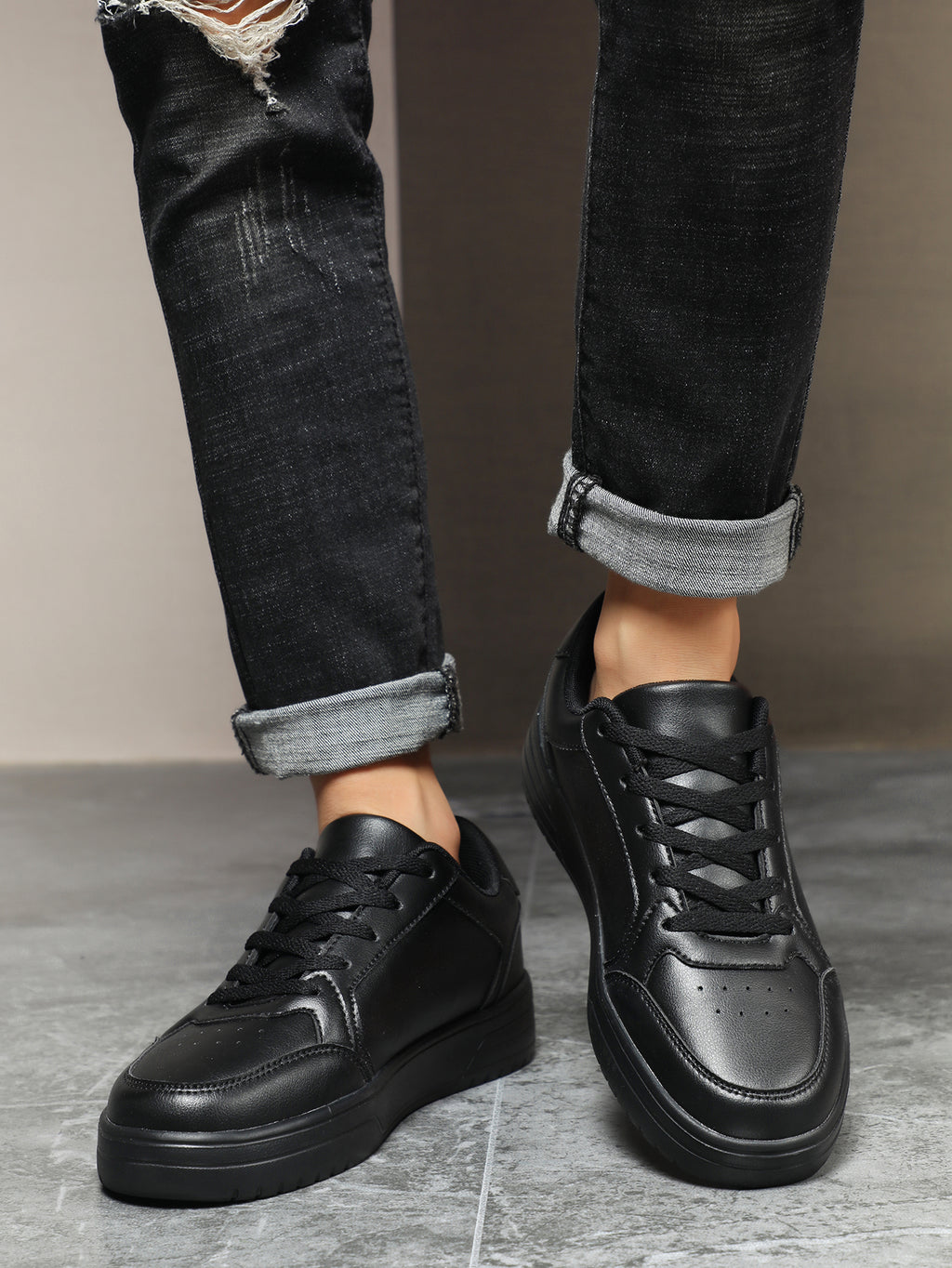 Minimalist White Leather Lace-Up Sneakers - Casual Comfortable Low-Top Fashion Trainers for Daily Wear