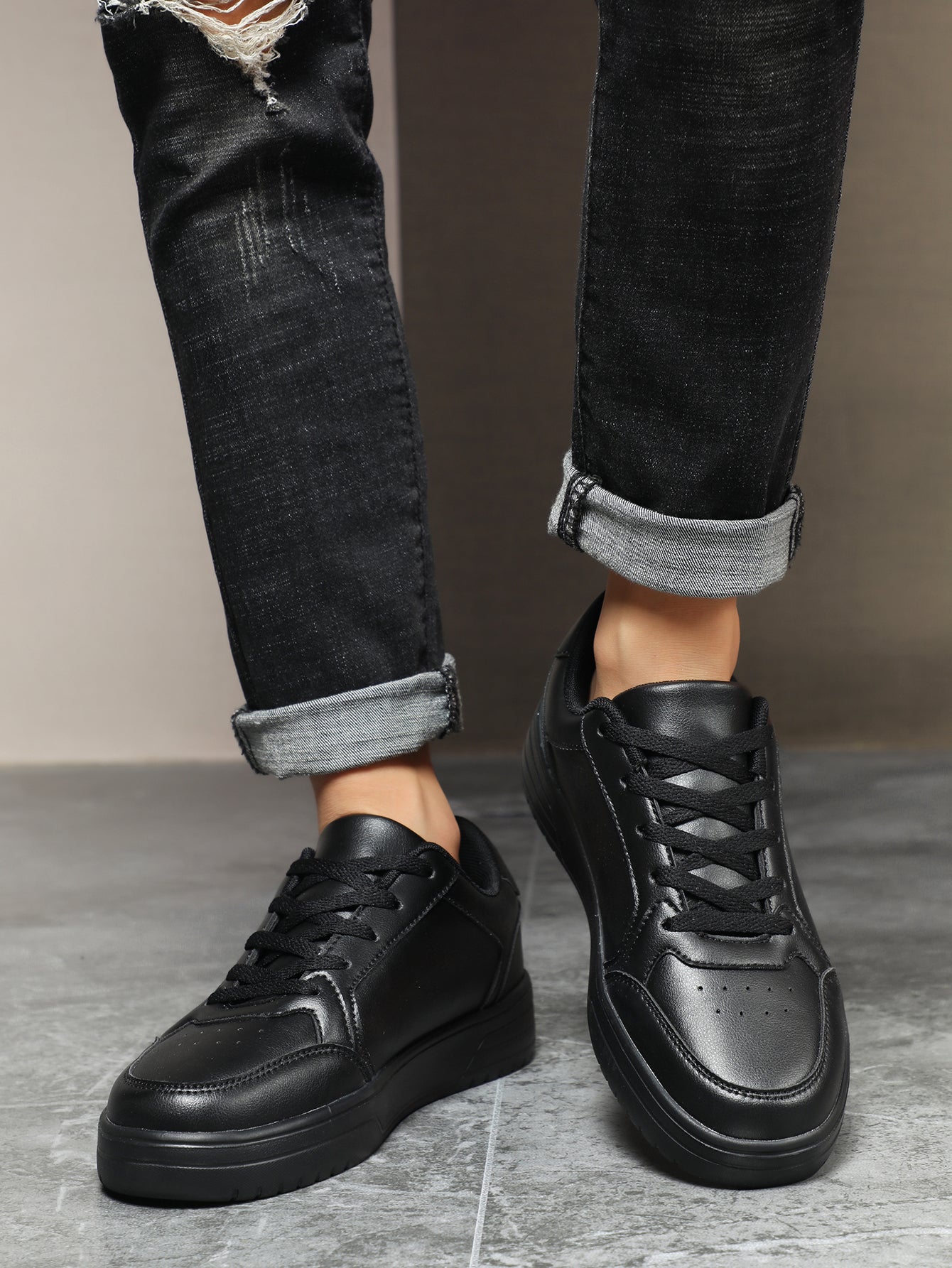 Minimalist White Leather Lace-Up Sneakers - Casual Comfortable Low-Top Fashion Trainers for Daily Wear