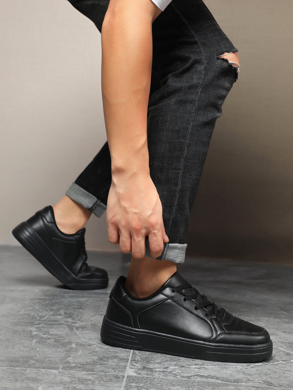 Minimalist White Leather Lace-Up Sneakers - Casual Comfortable Low-Top Fashion Trainers for Daily Wear