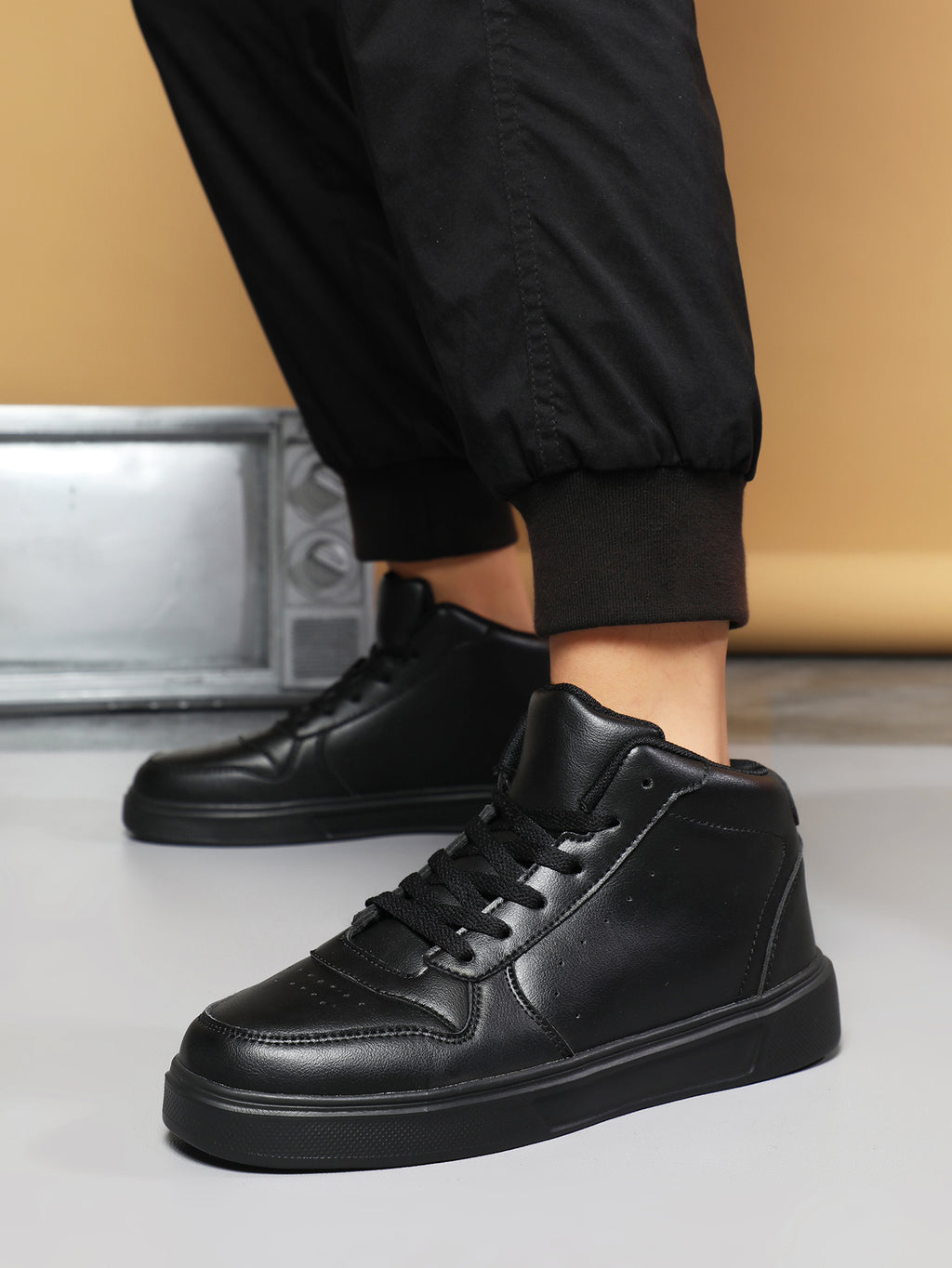 Men's High Top Sneakers Fashion Casual Leather Shoes - Black & White Stylish Comfortable Sneakers with Lace-Up Design for Daily Wear, Street Style & All-Match Outfits