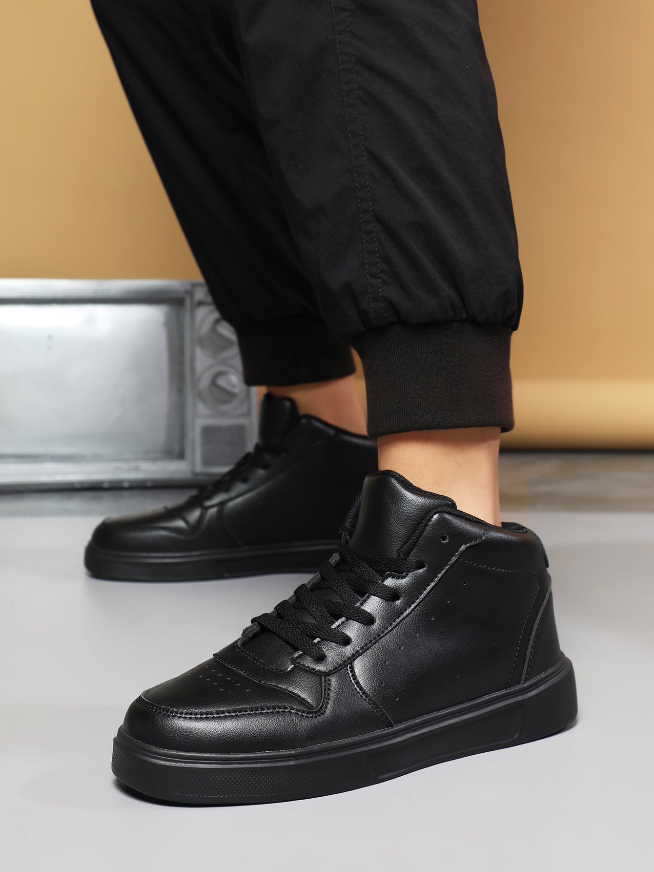 Men's High Top Sneakers Fashion Casual Leather Shoes - Black & White Stylish Comfortable Sneakers with Lace-Up Design for Daily Wear, Street Style & All-Match Outfits